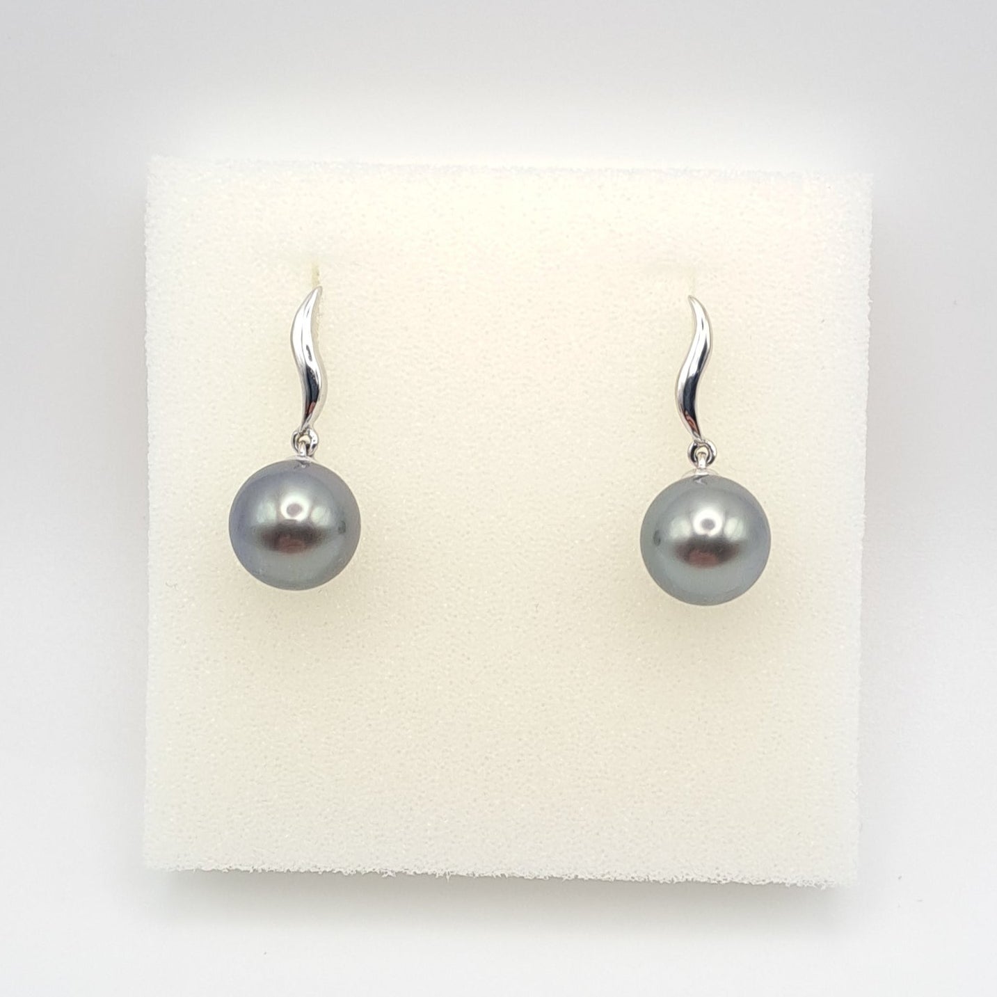 Boucles d'oreilles en Or blanc 18K et 2 Perles de Tahiti Rondes B (AA)