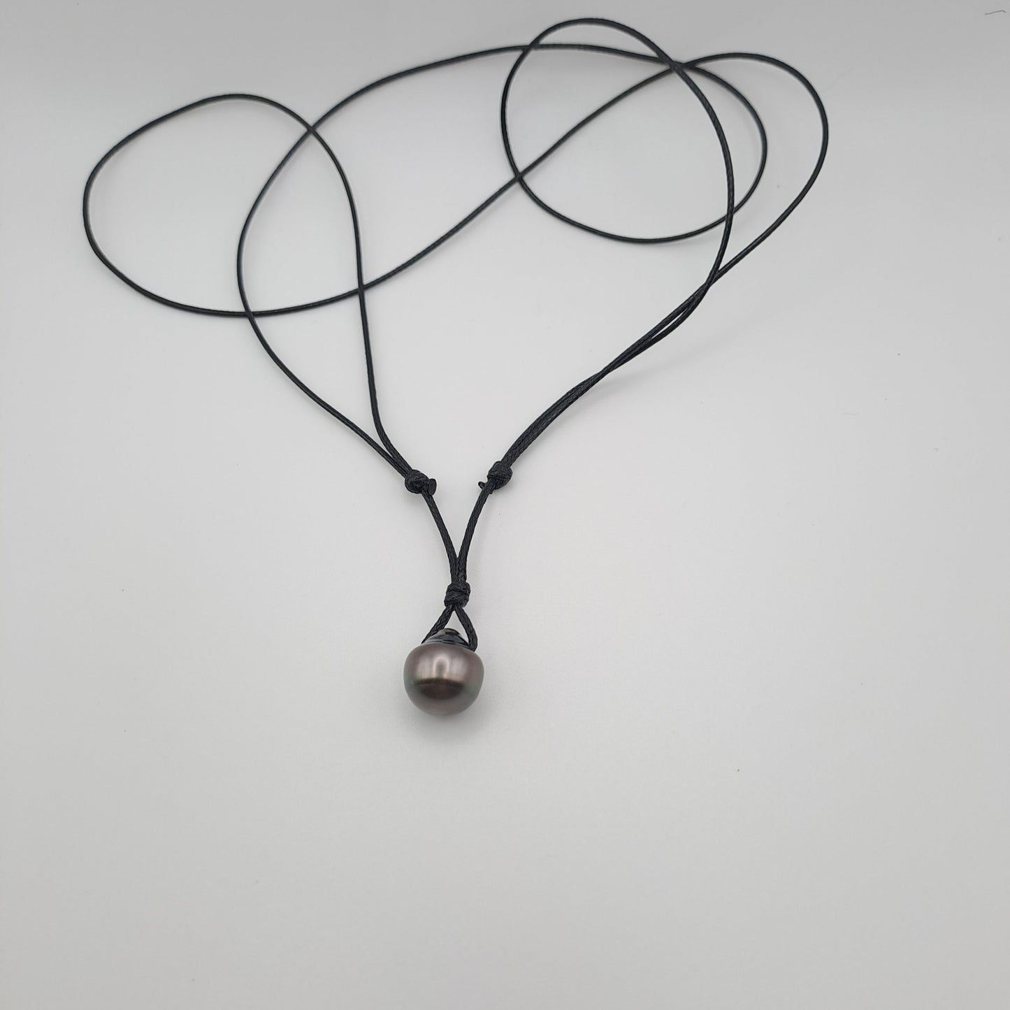 Collier en Coton ciré et Perle de Tahiti Cerclée C (A+)