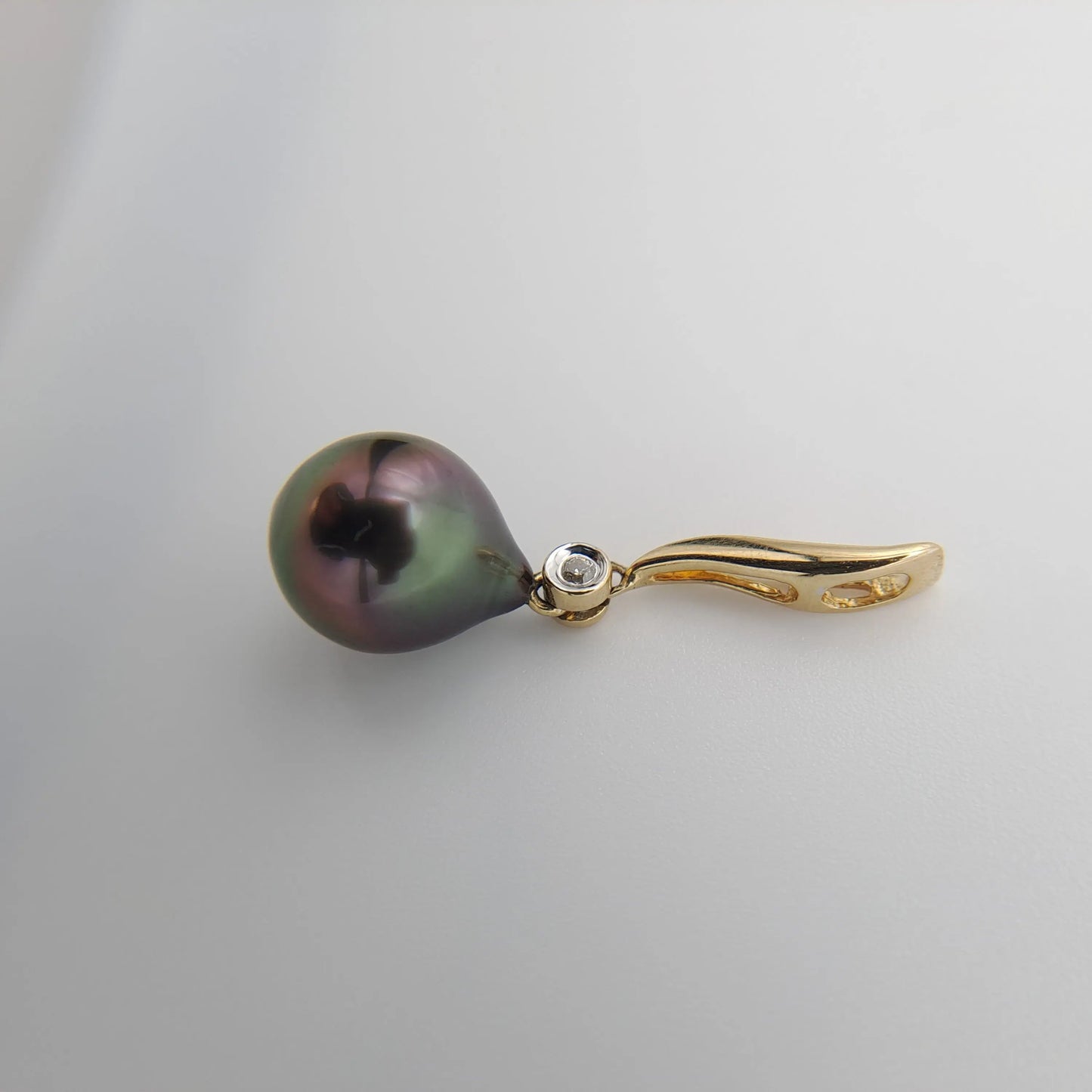 Pendentif en Or 14K + 1 Diamant et Perle de Tahiti Semi-Baroque A (AAA) TAKOIA PERLES