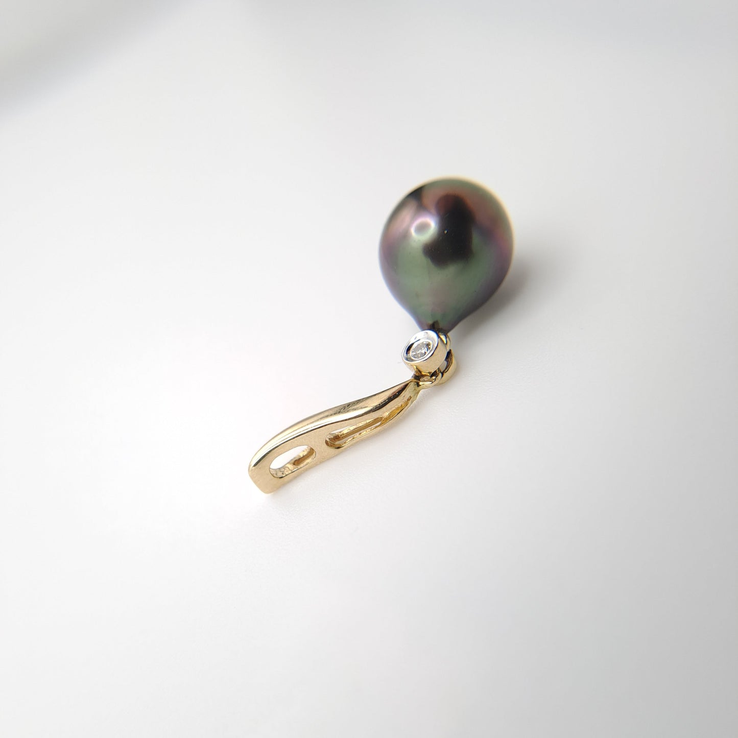 Pendentif en Or 14K + 1 Diamant et Perle de Tahiti Semi-Baroque A (AAA)