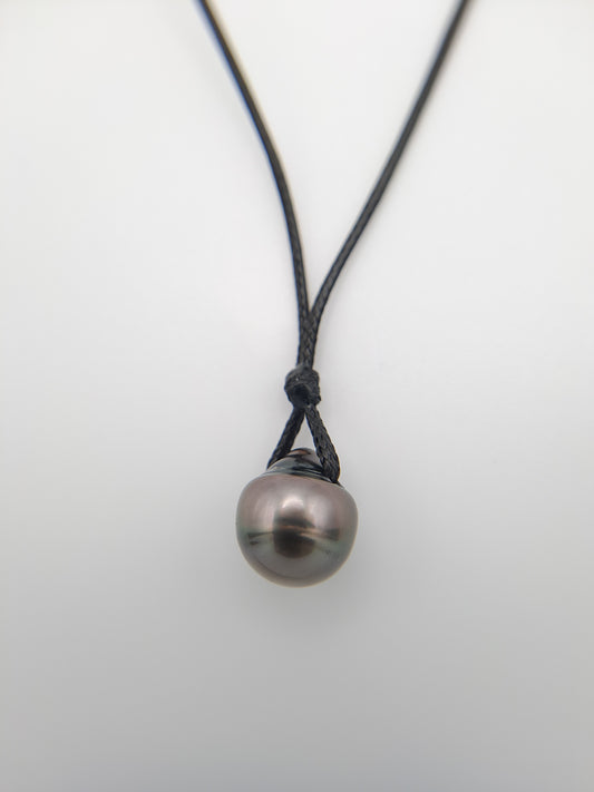 Collier en Coton ciré et Perle de Tahiti Cerclée C (A+)