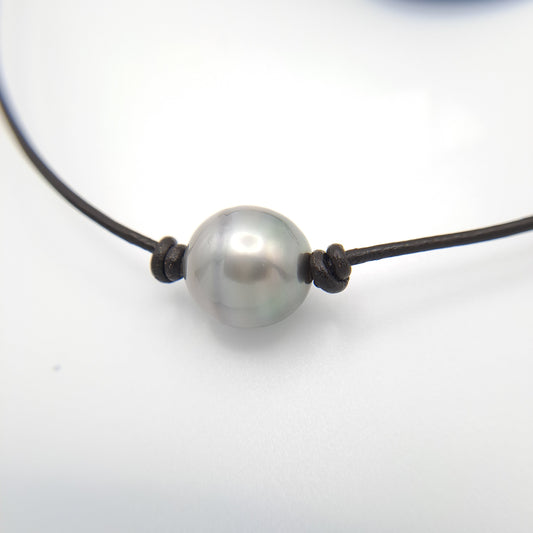 Collier en Cuir et Perle de Tahiti Cerclée C (A+)