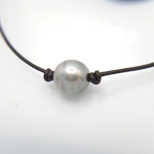 Collier en Cuir et Perle de Tahiti Cerclée C (A+) TAKOIA PERLES