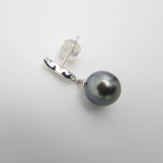 Boucles d'oreilles en Or blanc 18K et 2 Perles de Tahiti Rondes B (AA) TAKOIA PERLES