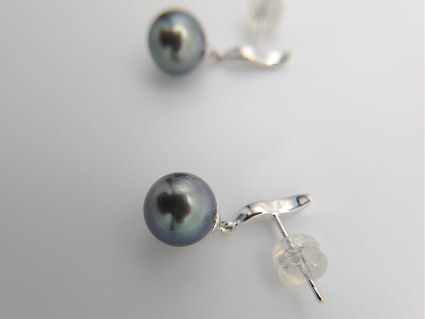 Boucles d'oreilles en Or blanc 18K et 2 Perles de Tahiti Rondes B (AA)