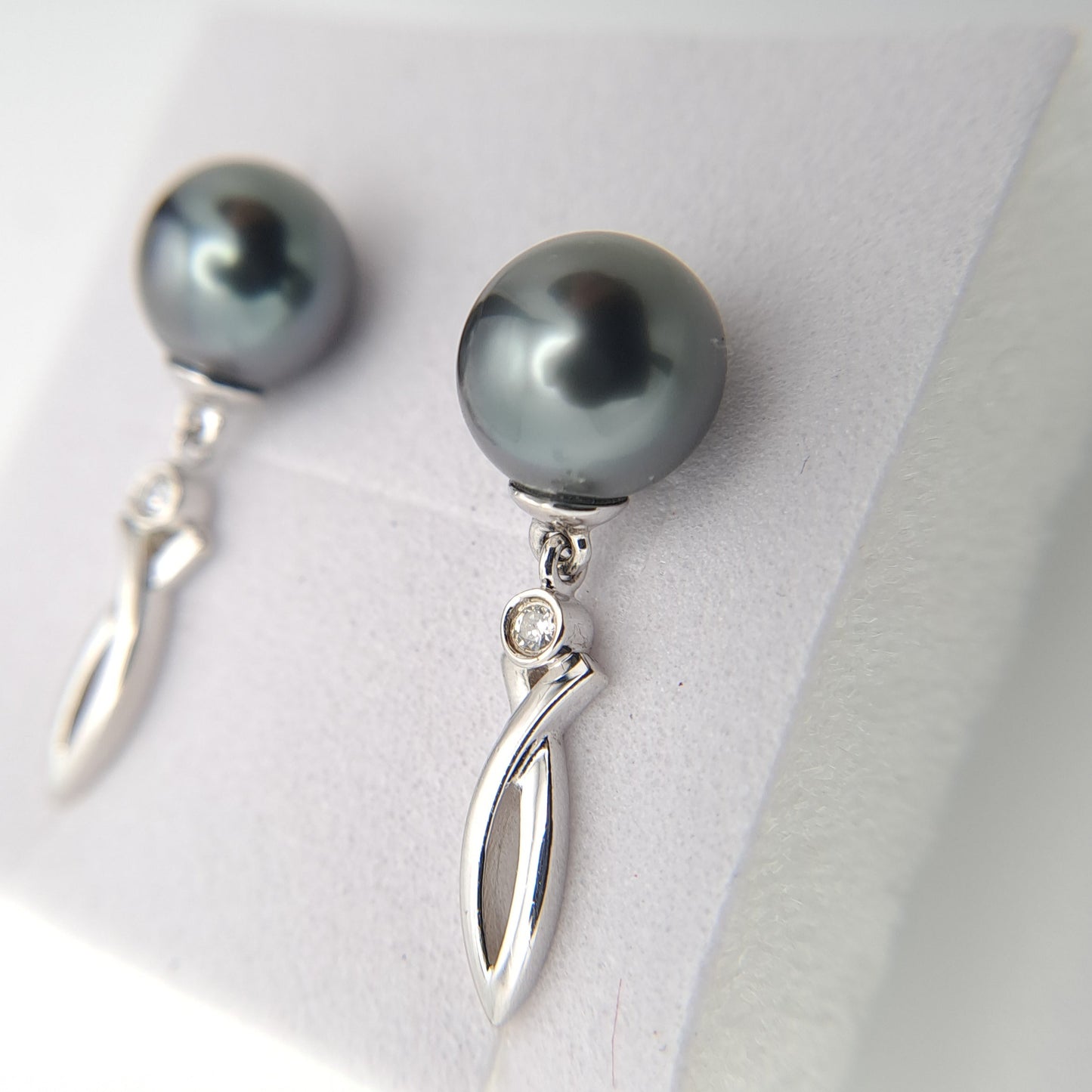 Boucles d'oreilles en Argent et 2 Perles de Tahiti Rondes C (A+)