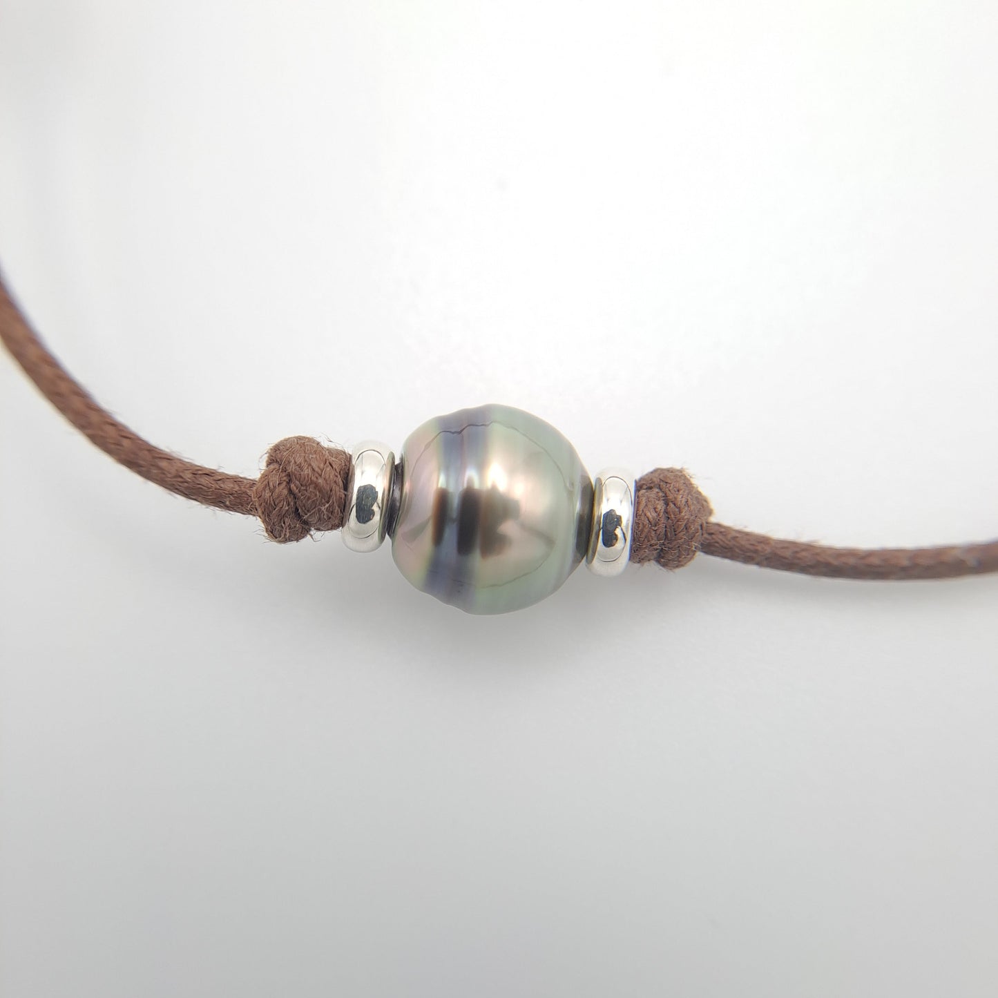 Bracelet en Coton Ciré et Perle de Tahiti Cerclée C (A+)