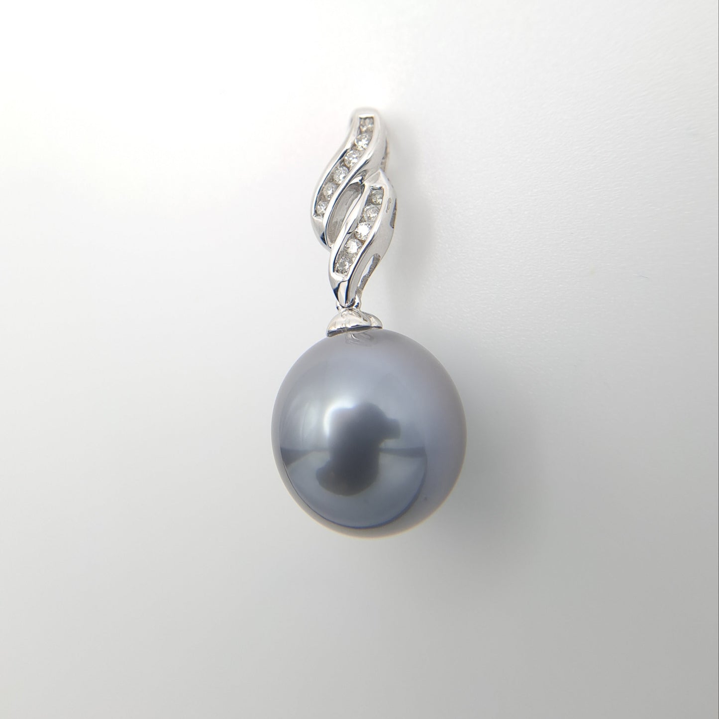 Pendentif en Or blanc 14K + 11 Diamants et 1 Perle de Tahiti Ronde B/C