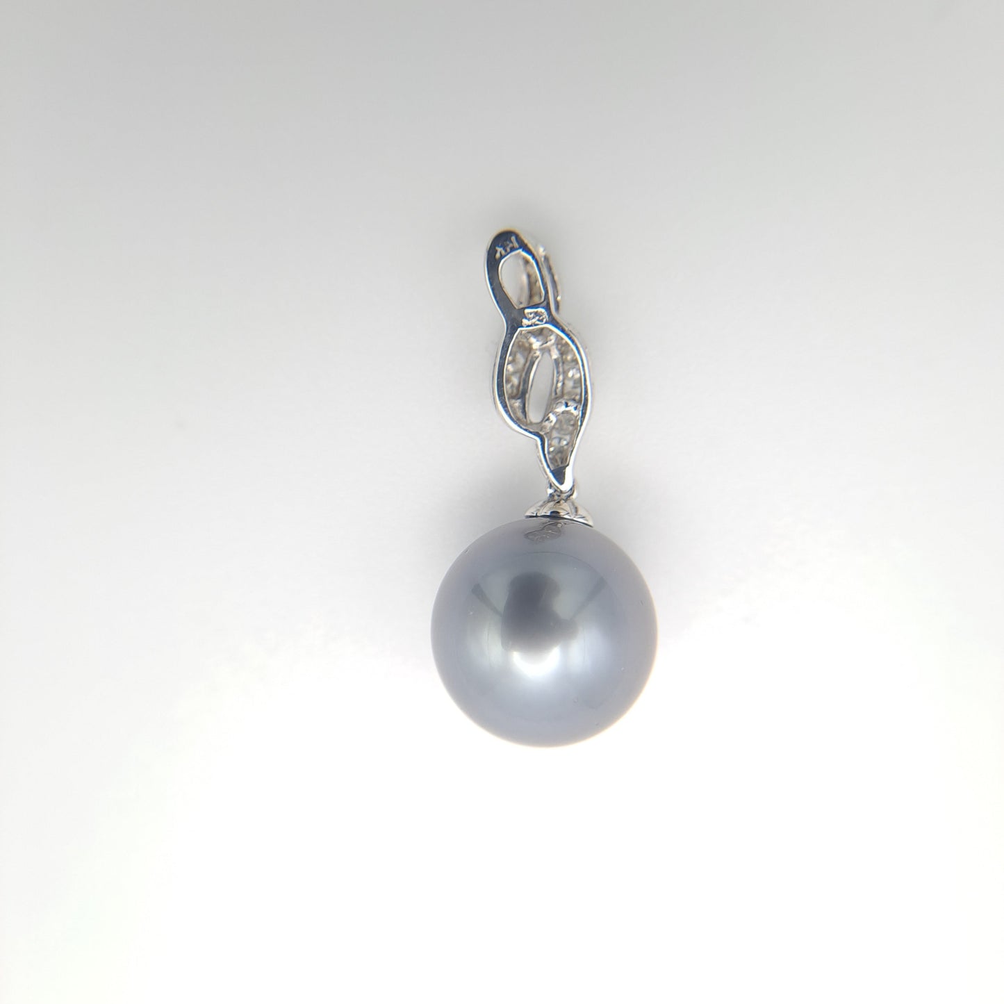 Pendentif en Or blanc 14K + 11 Diamants et 1 Perle de Tahiti Ronde B/C