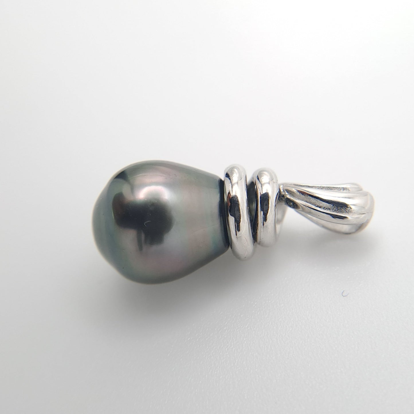 Pendentif en Argent et Perle de Tahiti Poire – Élégance Naturelle