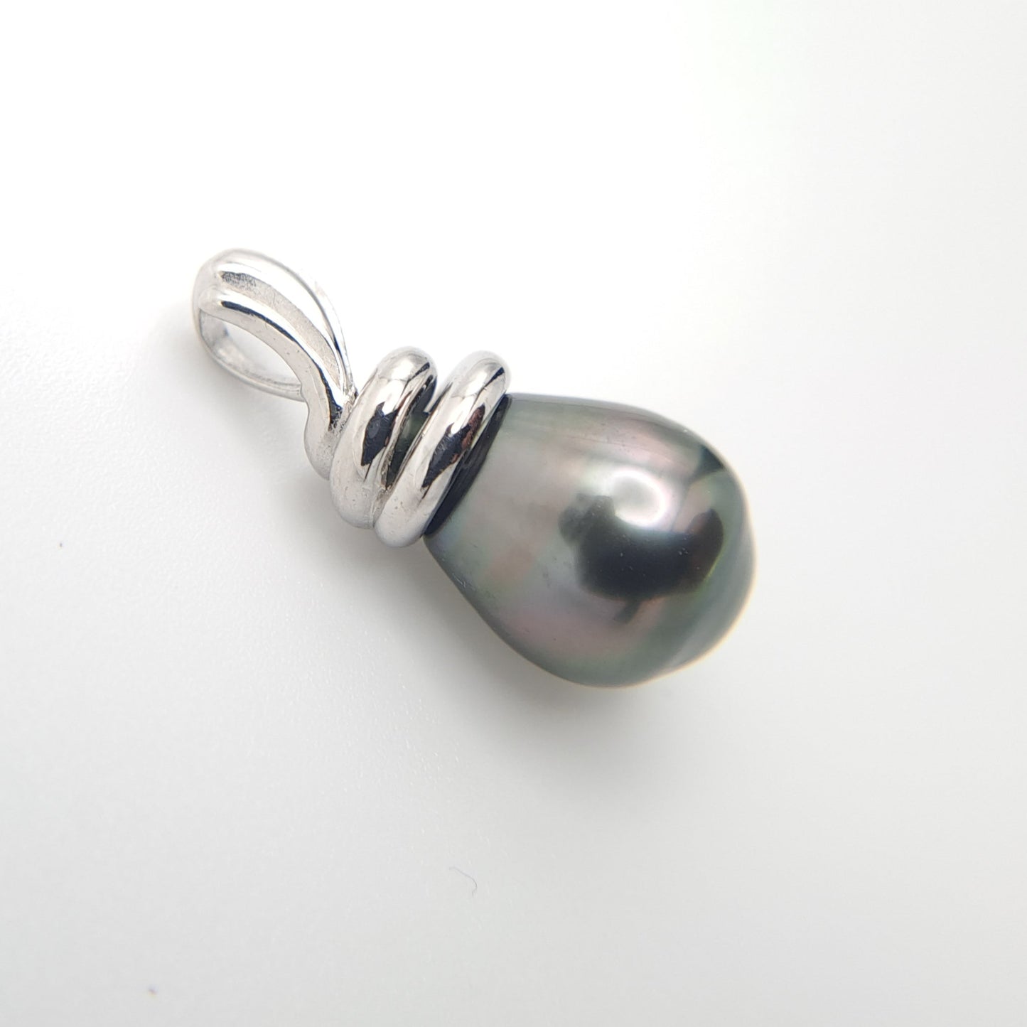 Pendentif en Argent et Perle de Tahiti Poire – Élégance Naturelle