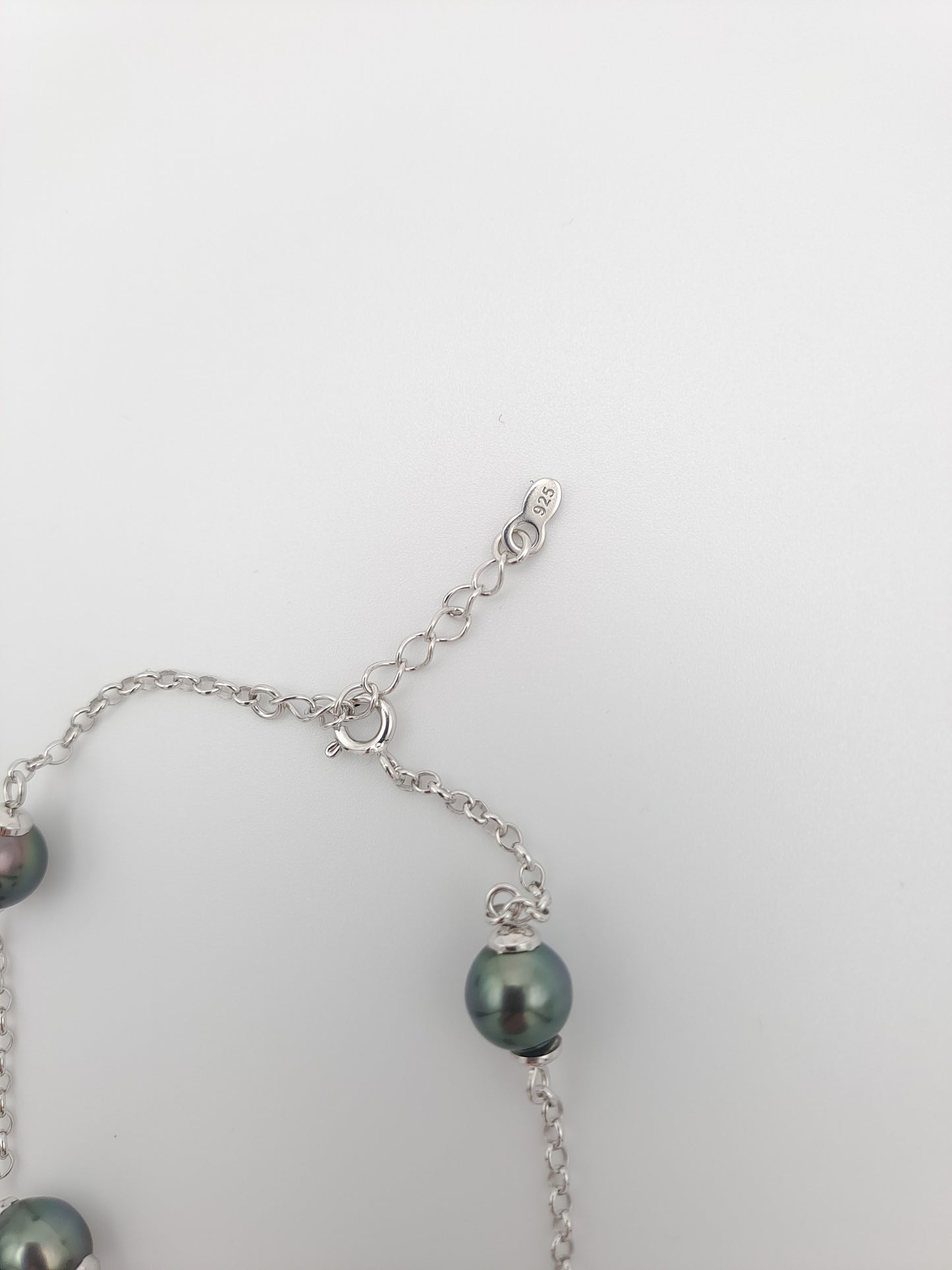 Silver bracelet with 3 Tahitian pearls in circles B/C