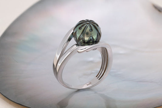 Bague en argent avec perle de tahiti gravée collection MAUPITI