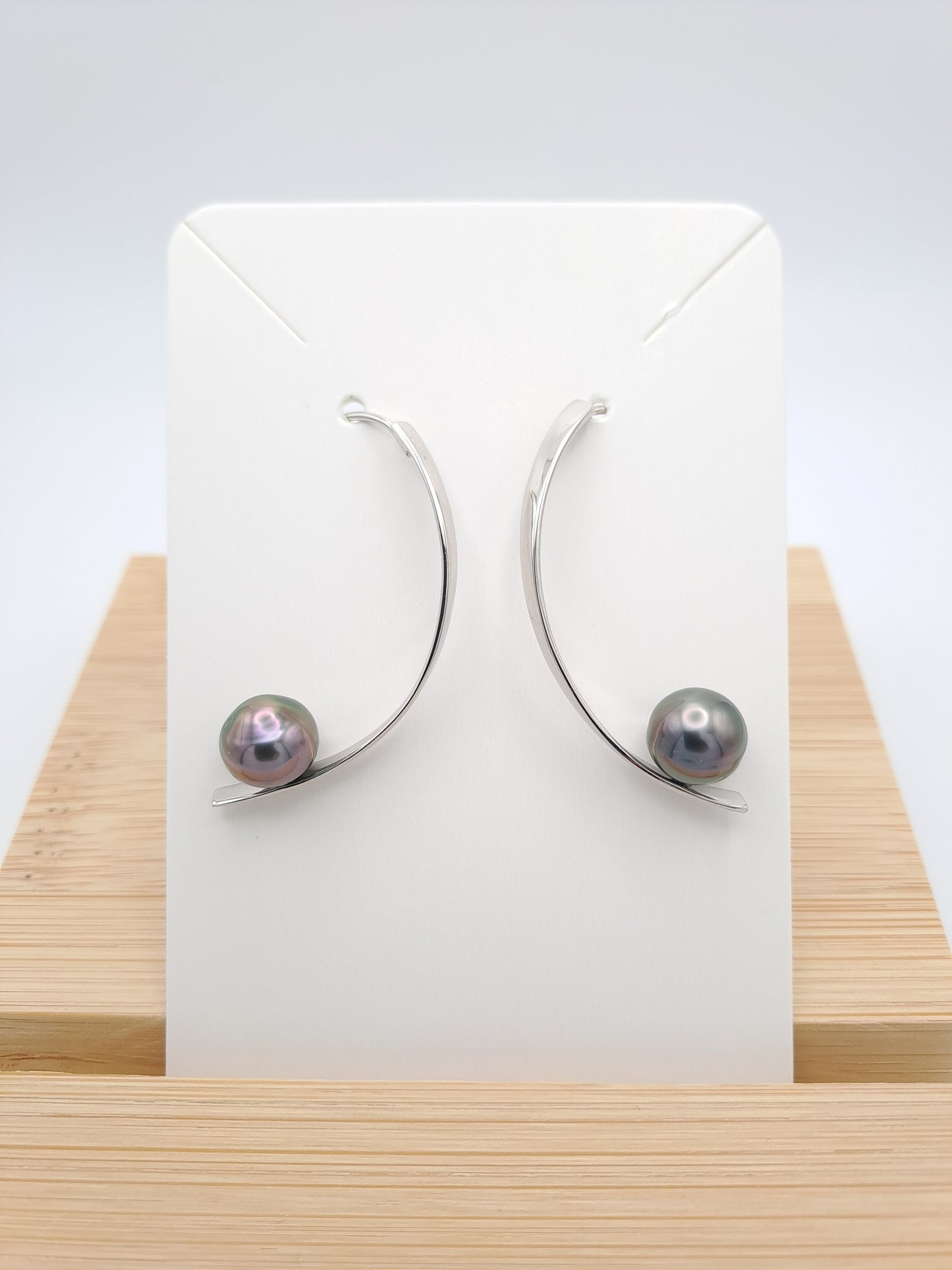 Silver earrings with 2 round Tahitian pearls, grade C (A+)