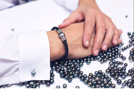 Bracelet cuir perle de Tahiti porté