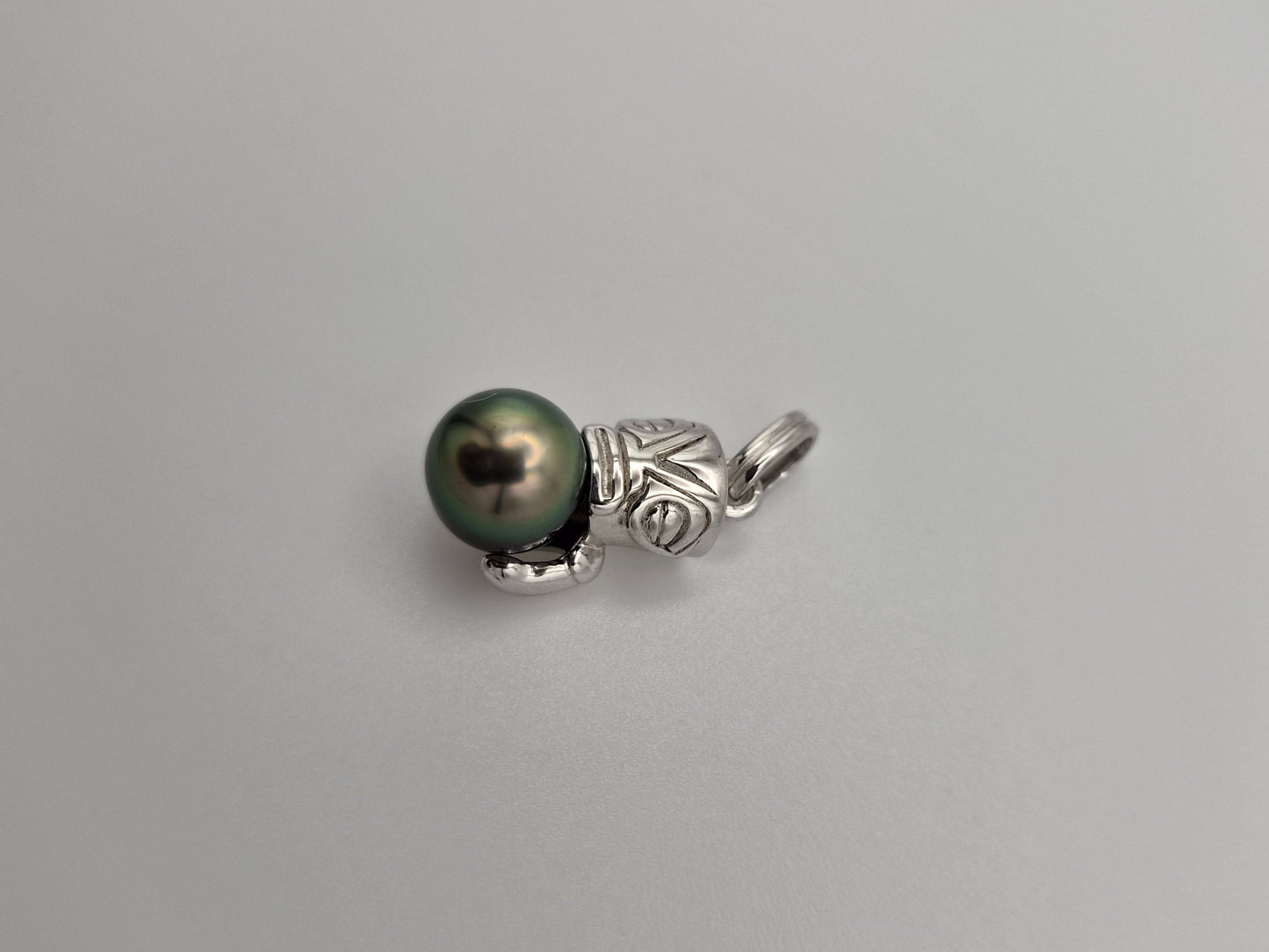 Pendentif en argent 925 avec le dos du tiki qui enlace une perle de Tahiti sur