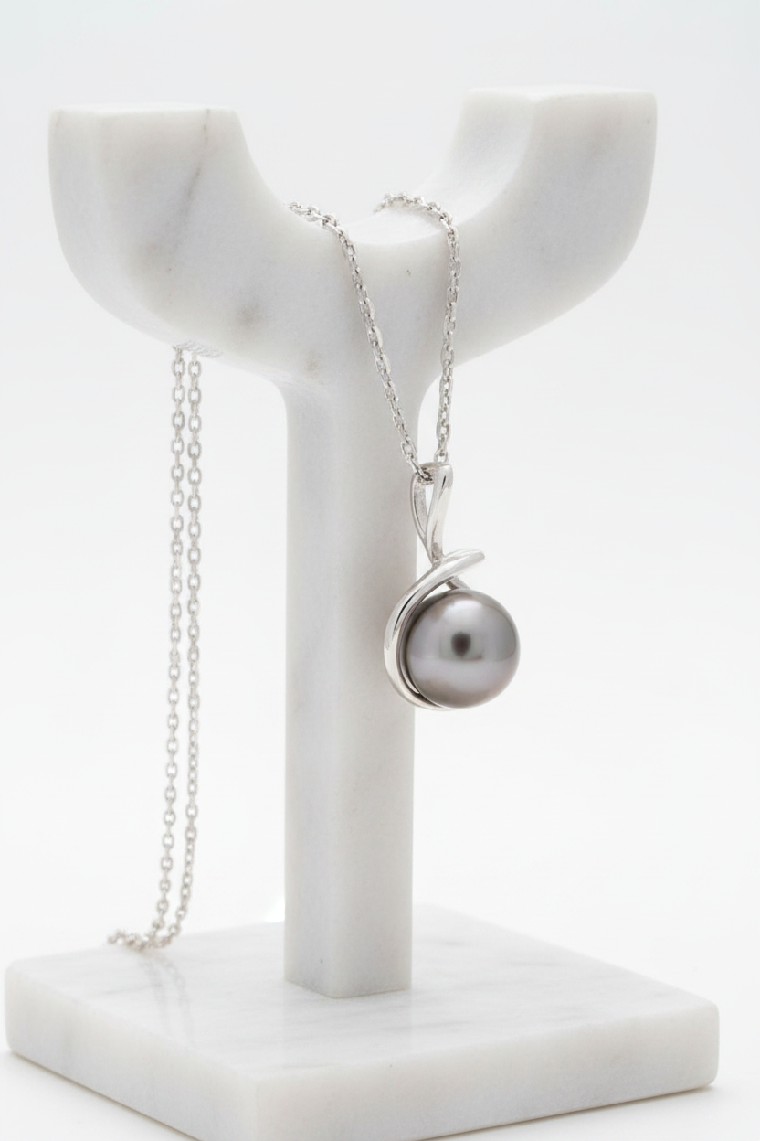 Pendentif en argent 925 rhodié avec perle de tahiti enrobé dans le pendentif
