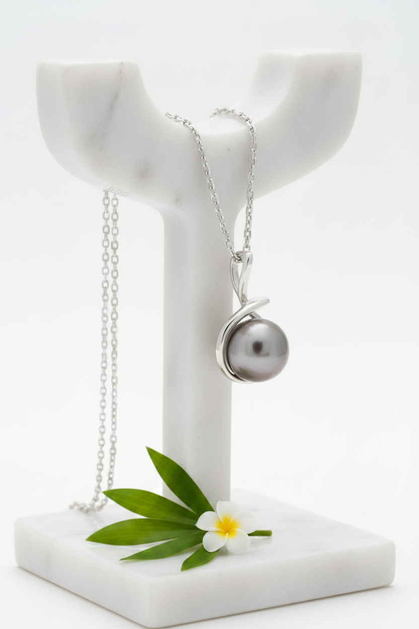 Pendentif en argent 925 rhodié avec perle de tahiti enrobé dans le pendentif