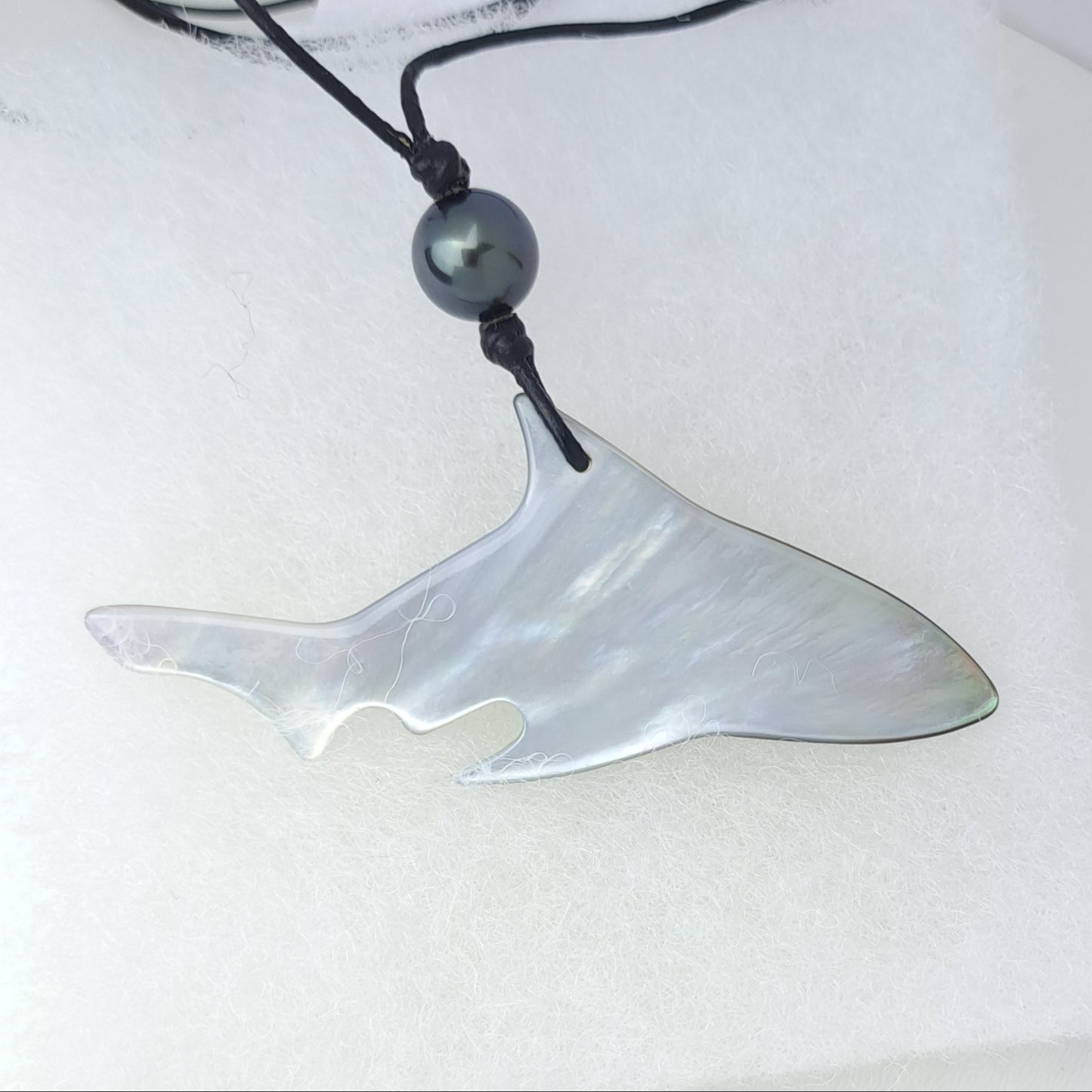 Collier en Cuir, Nacre et Perle de Tahiti Ronde C (A+)