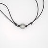 Collier en Cuir et Perle de Tahiti Cerclée C (A+)