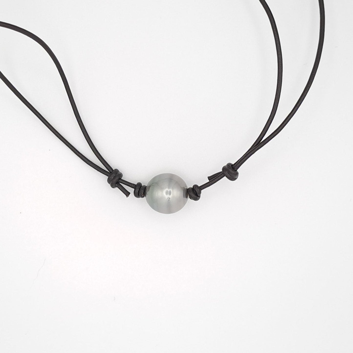 Collier en Cuir et Perle de Tahiti Cerclée C (A+)