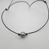 Collier en Cuir et Perle de Tahiti Cerclée C (A+)
