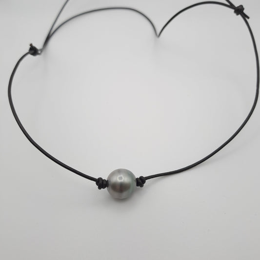 Collier en Cuir et Perle de Tahiti Cerclée C (A+)