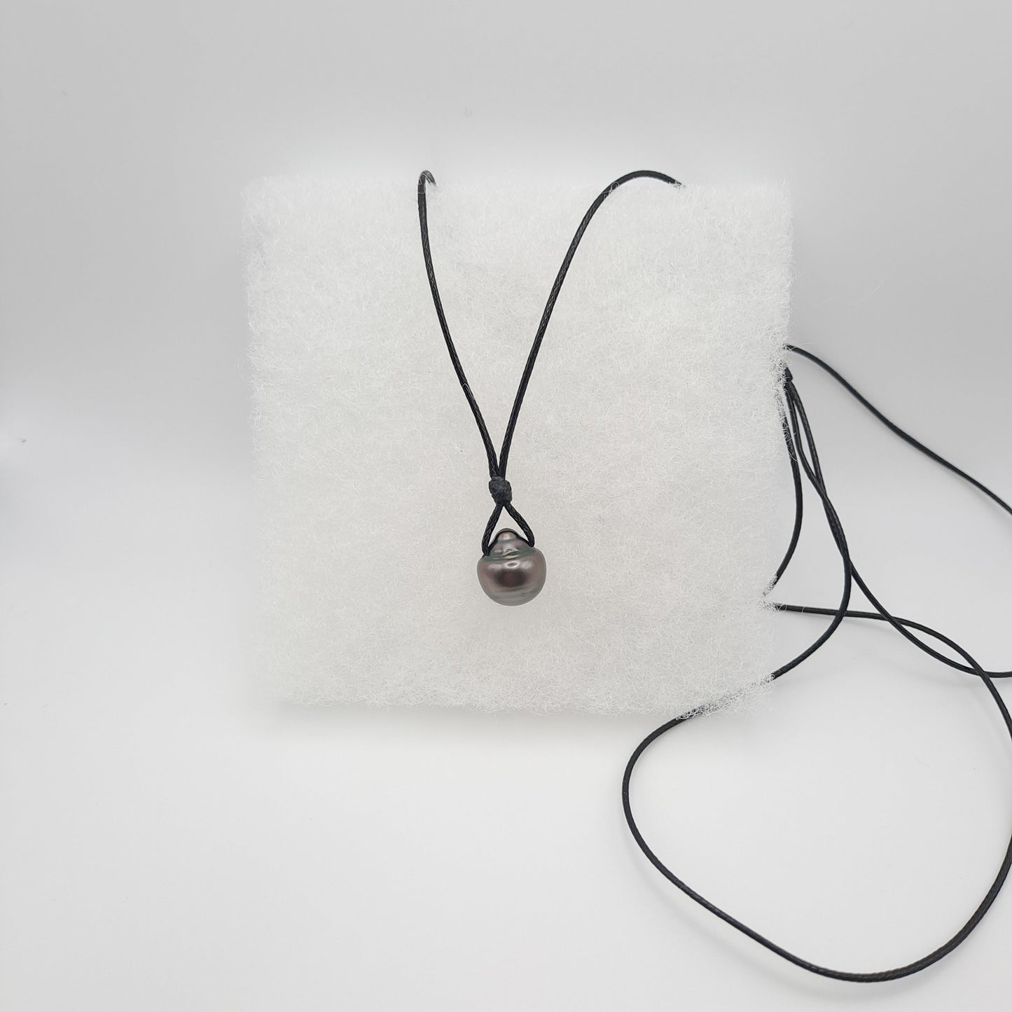 Collier en Coton ciré et Perle de Tahiti Cerclée C (A+)