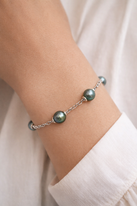 Silver bracelet with 3 Tahitian pearls in circles B/C