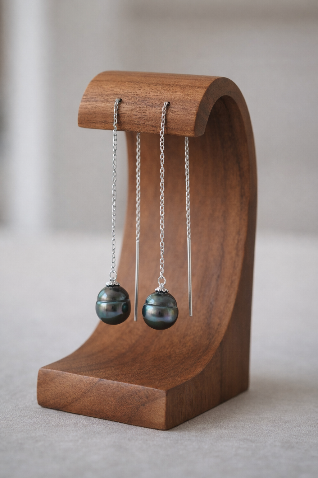 Silver earrings with 2 round Tahitian pearls, grade C (A+)