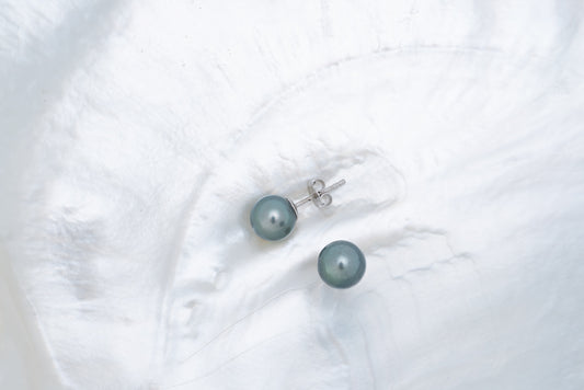 Silver earrings with 2 round Tahitian pearls, grade C (A+)