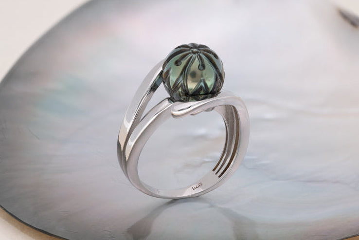Bague en argent avec perle de tahiti gravée collection MAUPITI