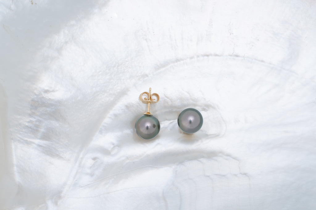 Boucles d'oreilles en or 18 carats avec tige et système poussette avec perle de Tahiti Collection MOEA OR