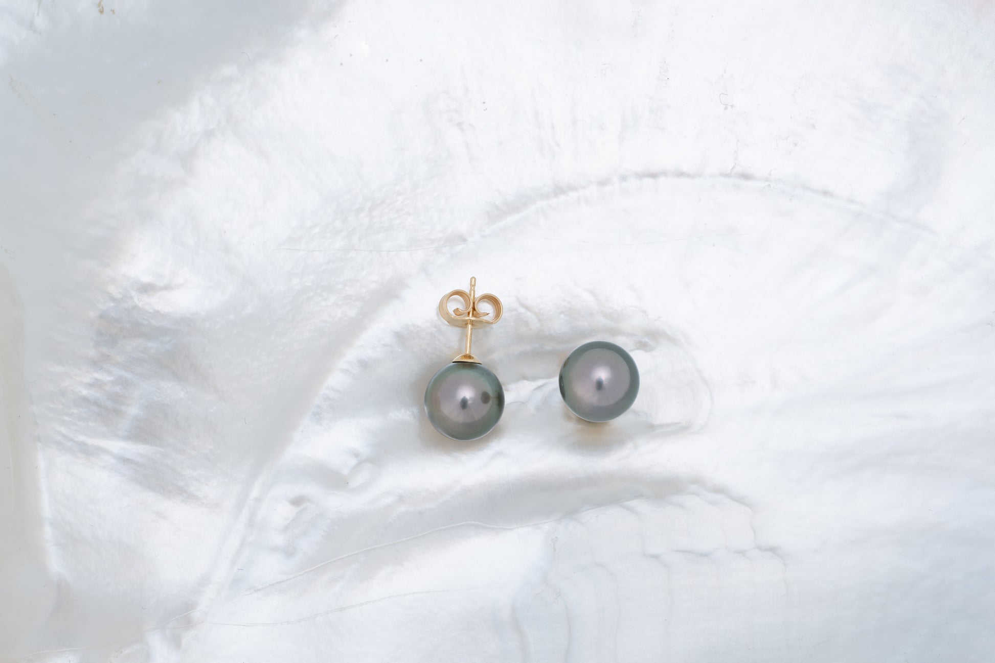 Boucles d'oreilles en or 18 carats avec tige et système poussette avec perle de Tahiti Collection MOEA OR