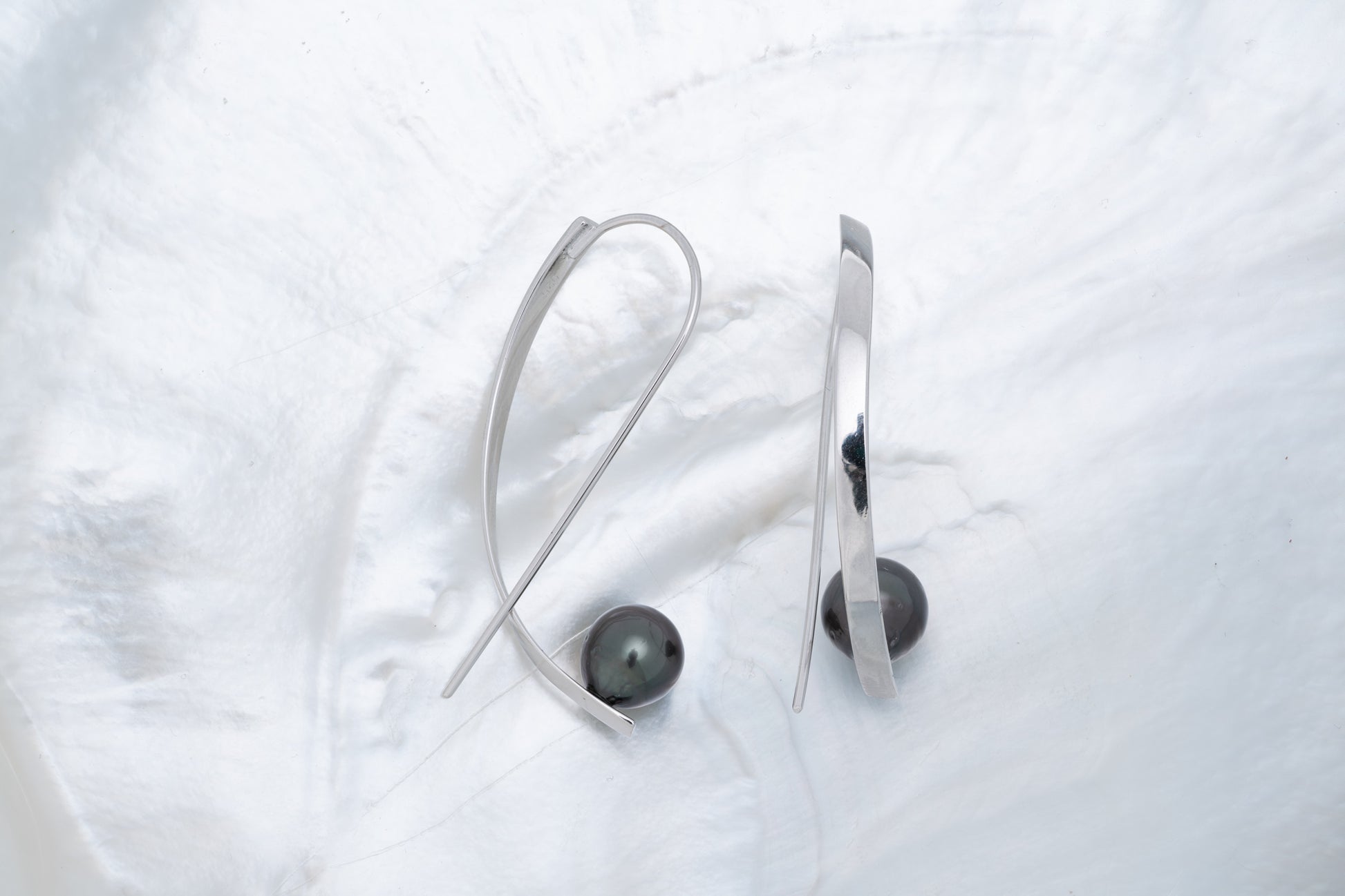 Boucles d’oreilles TEA avec perles de Tahiti et design épuré et lumineux