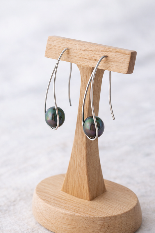 Boucles d’oreilles HINAU avec perles de Tahiti suspendues et design aérien