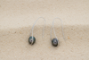 Boucles d’oreilles HINAU avec perles de Tahiti suspendues et design aérien