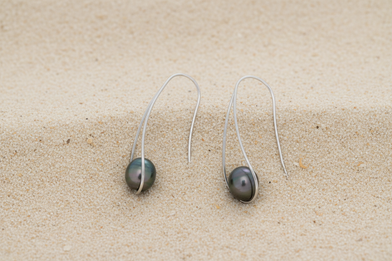 Boucles d’oreilles HINAU avec perles de Tahiti suspendues et design aérien
