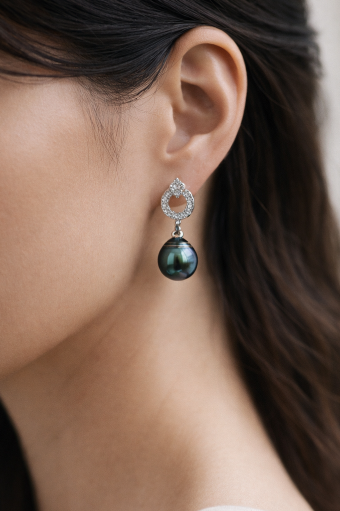 Boucles d’oreilles en argent avec anneau pavé et perles noires de Tahiti aux reflets verts et bleutés