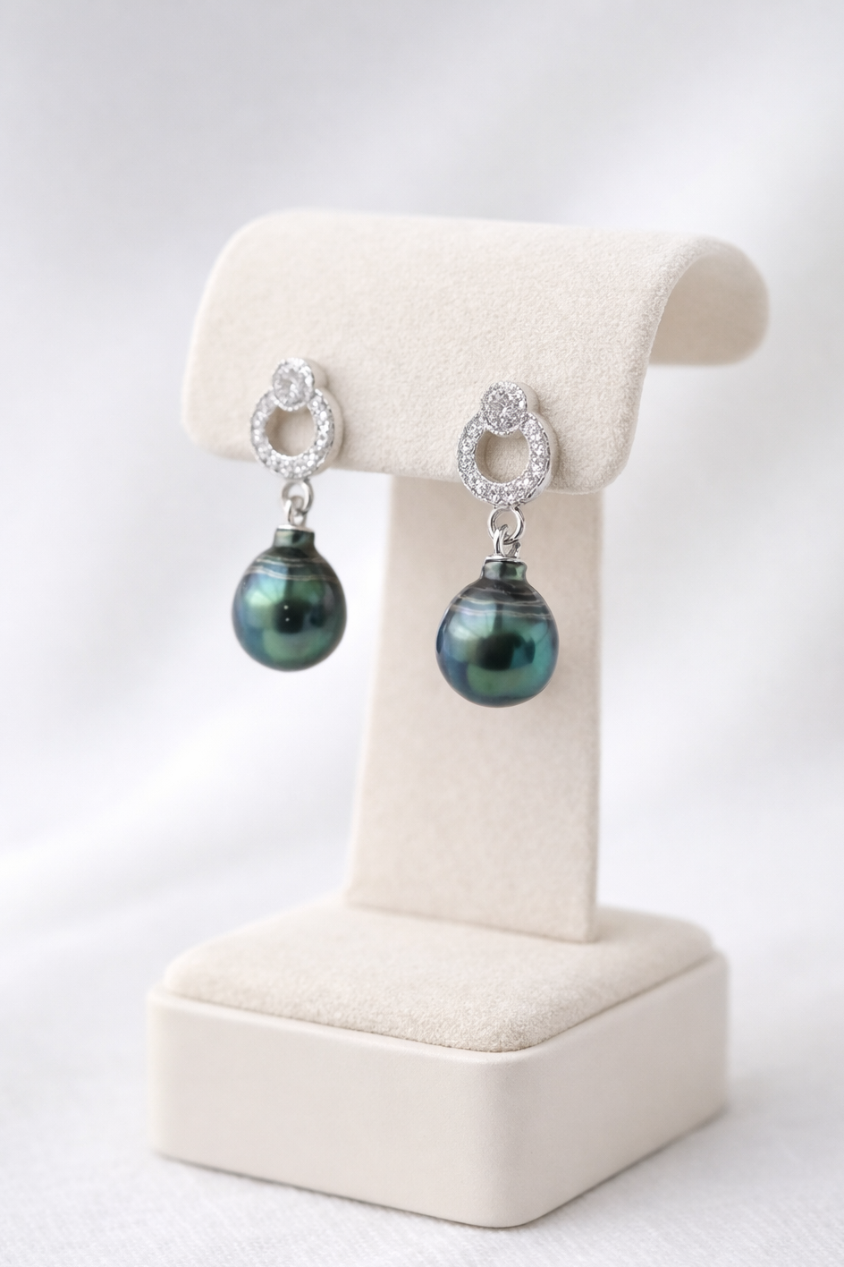 Boucles d’oreilles en argent avec anneau pavé et perles noires de Tahiti aux reflets verts et bleutés