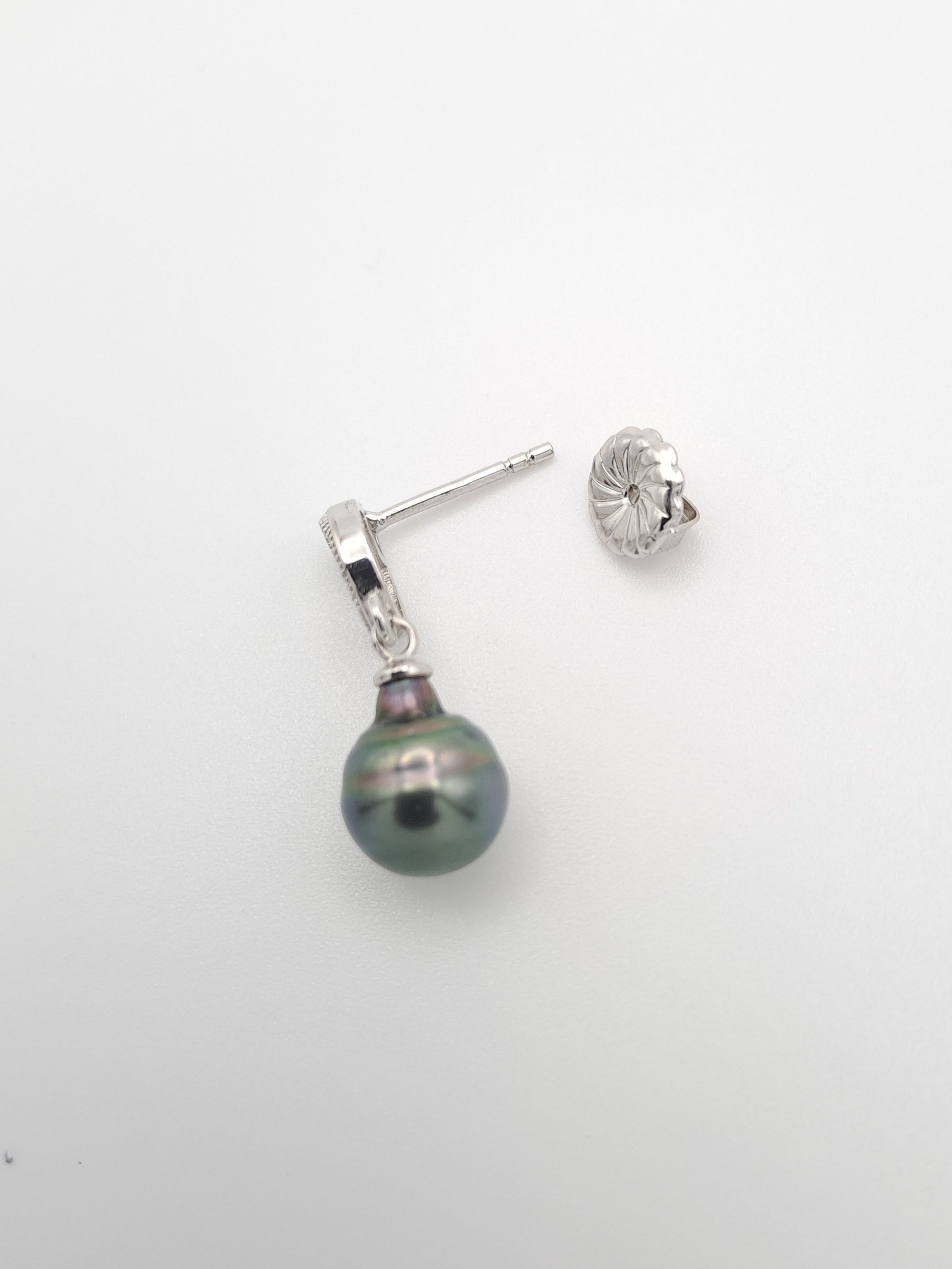 Boucles d’oreilles en argent avec anneau pavé et perles noires de Tahiti aux reflets verts et bleutés