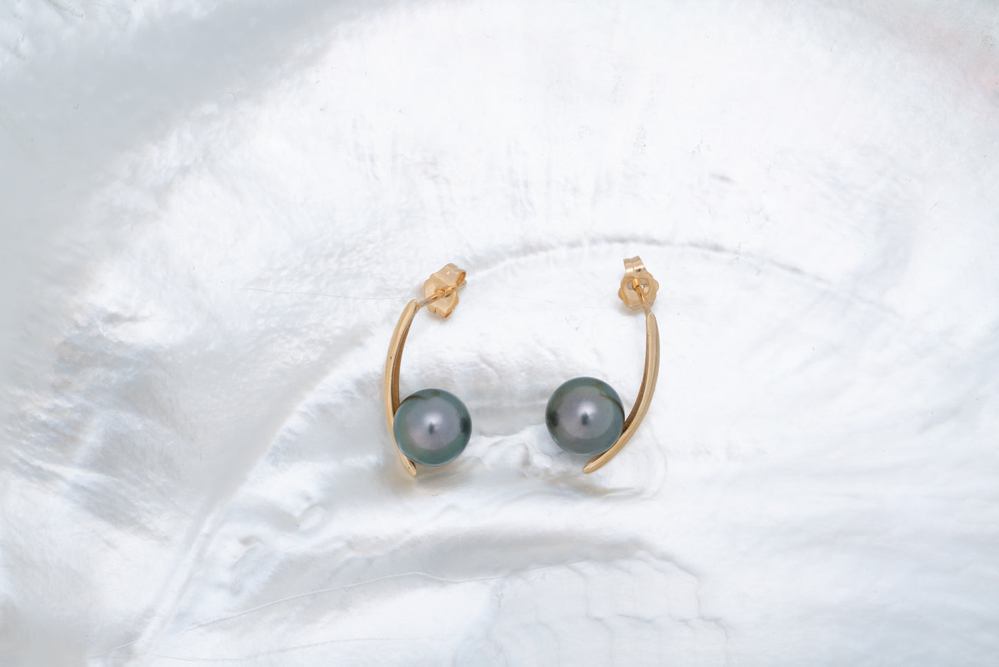 Boucles d'oreilles en forme de lune en OR jaune 18 carats avec une véritable perle de Tahiti - TAKOIA PERLES