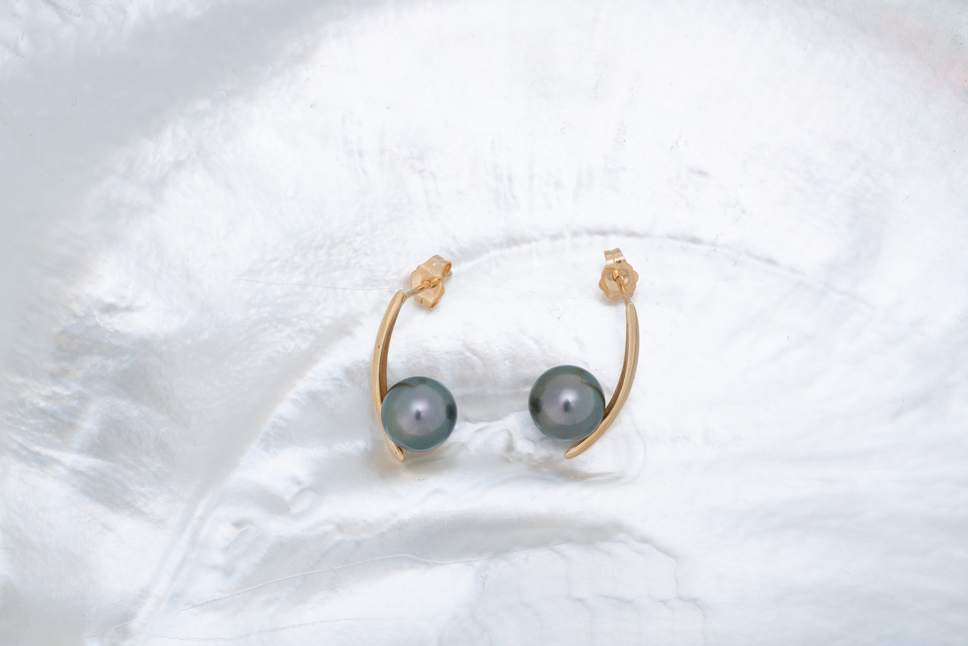 Boucles d'oreilles en forme de lune en OR jaune 18 carats avec une véritable perle de Tahiti - TAKOIA PERLES