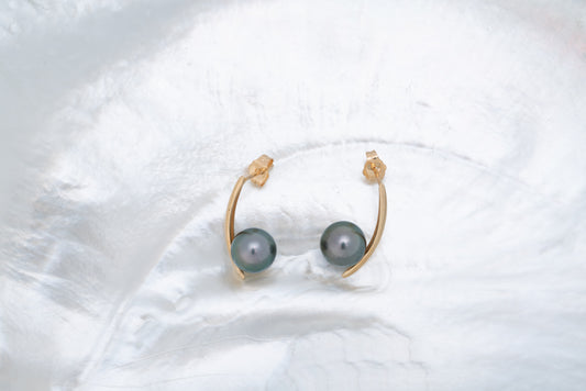 Boucles d'oreilles en forme de lune en OR jaune 18 carats avec une véritable perle de Tahiti - TAKOIA PERLES