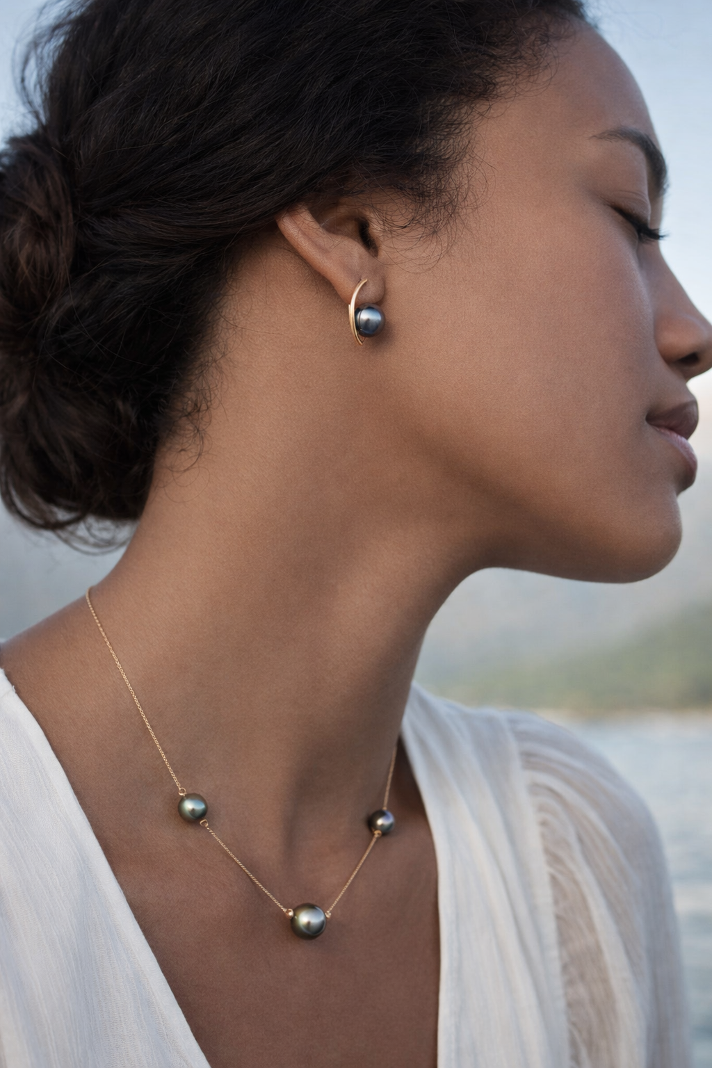 Boucles d'oreilles en forme de lune en OR jaune 18 carats avec une véritable perle de Tahiti portée sur un mannequin - TAKOIA PERLES