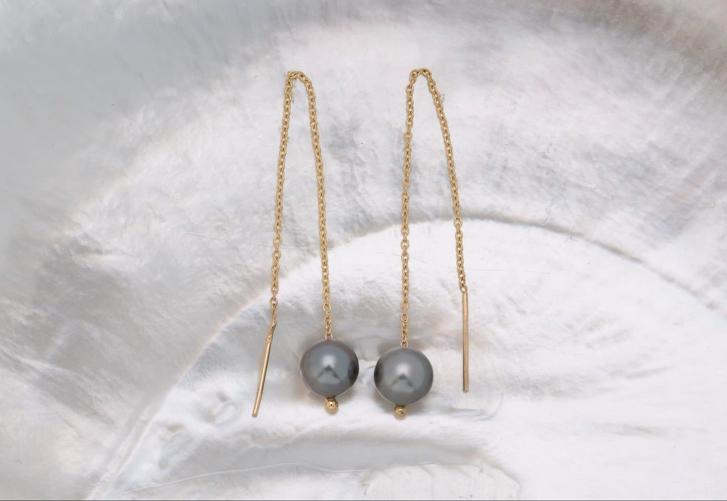 Boucles d'oreilles en OR MASSIF pendantes avec perles de Tahiti rondes de hautes qualités