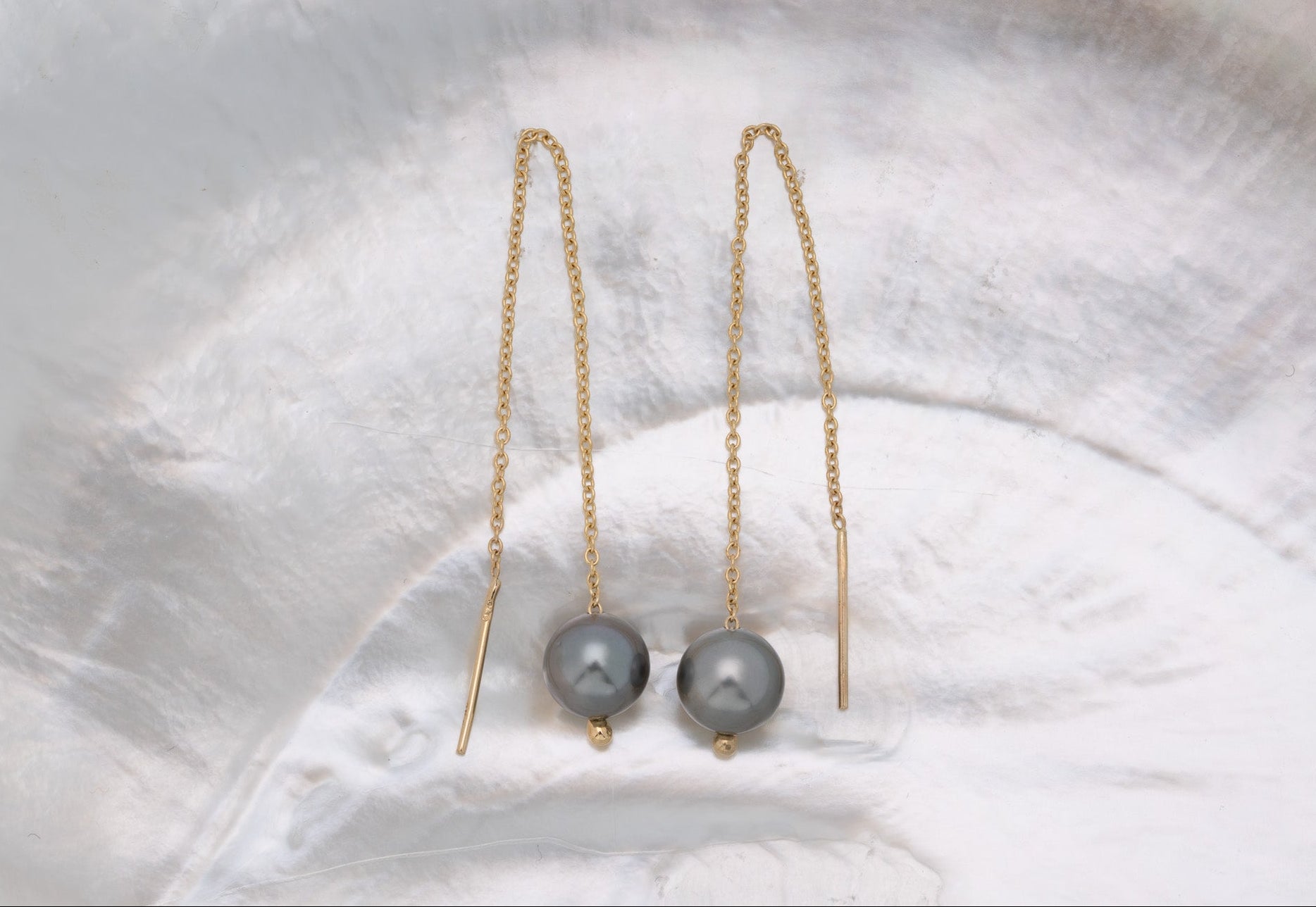 Boucles d'oreilles en OR MASSIF pendantes avec perles de Tahiti rondes de hautes qualités