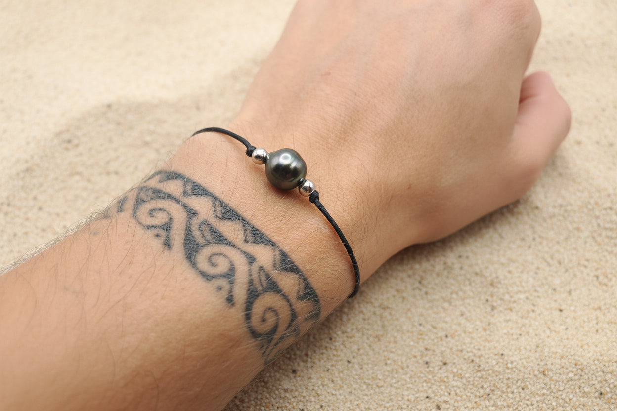 Bracelet fin en coton de qualité supérieur avec une perle de Tahiti entouré de petites perles en argent