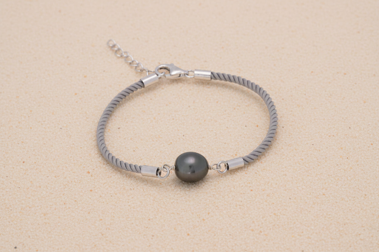 Bracelet en coton de couleur gris avec une perle de tahiti ovale