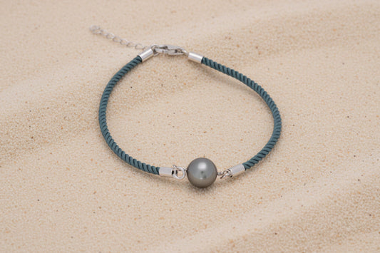 Bracelet en coton de couleur vert avec une perle de tahiti ovale